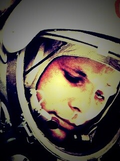 Юрий Гагарин в скафандре обои