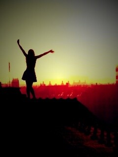 Девушка на крыше обои