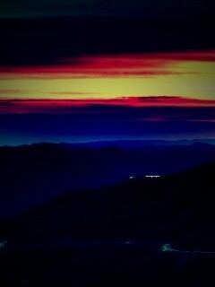 Дорога спускается с гор в долину обои