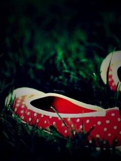 Красные тапки в горошек обои