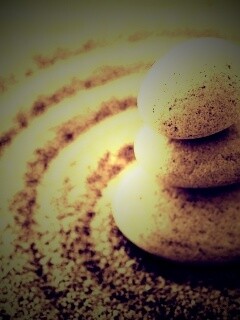 Пирамидка в саду камней обои