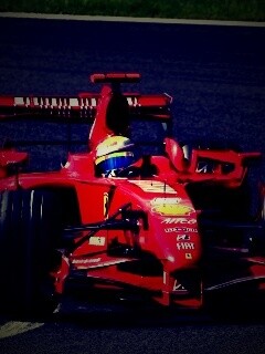 Болид Формула 1 на повороте обои