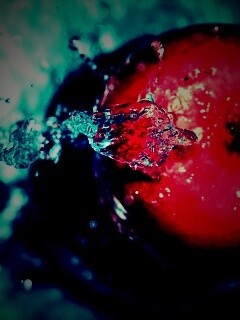 Брызги на яблоке обои