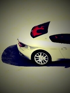 Белая мазерати на солнцепеке обои