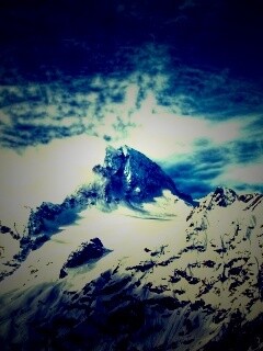 Снежные горные вершины на ветру обои