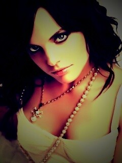 Брюнеточка с желанием в глазах обои