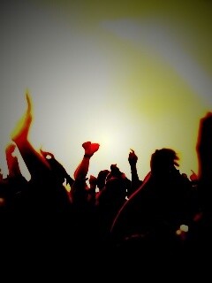 Руки людей на концерте обои