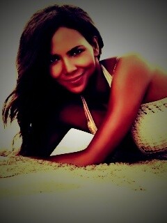 Холли Берри на пляже обои