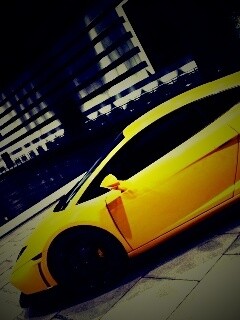 Желтая ламборджини в автосалоне обои