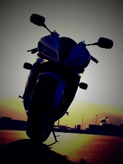 Мотоцикл на фоне заходящего солнца обои