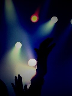 Руки людей на концерте обои