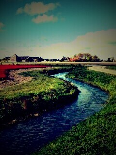 Канал вдоль дороги обои