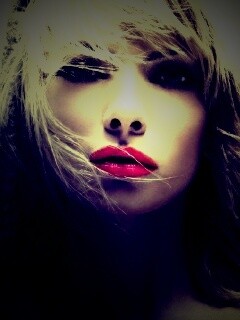 Девушка с красными губами обои