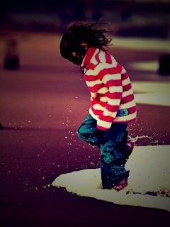 Ребенок и волна обои