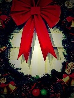 Новогодний венок на двери обои