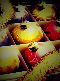 Елочные игрушки в коробке обои