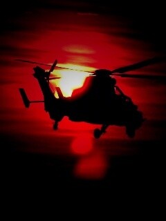 Вертолет в лучах закатного солнца обои