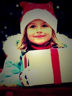 Ребенок с подарком обои