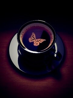 Чашка кофе с пенкой в форме бабочки обои