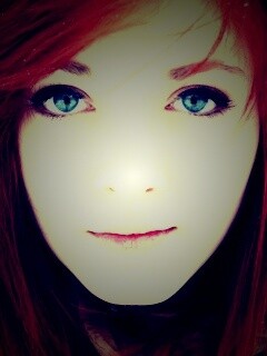 Рыжая в капюшоне обои