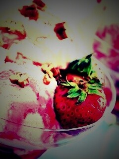 Клубничное мороженное обои