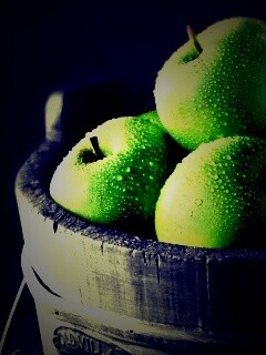 Ведро зеленых яблок обои
