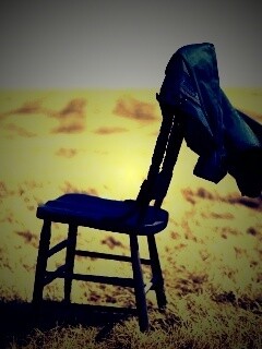 Стул в поле обои