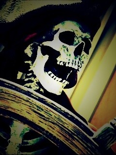 Скелет пирата за штурвалом обои