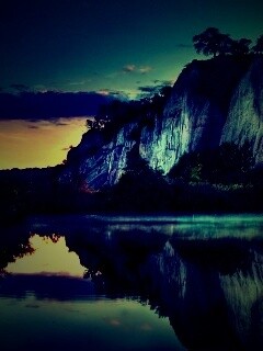 Скалы над озером обои