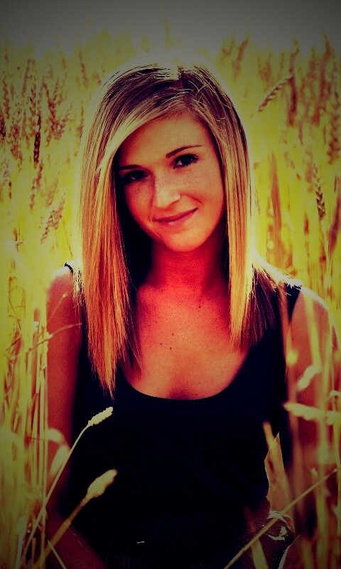 Девушка во ржи обои