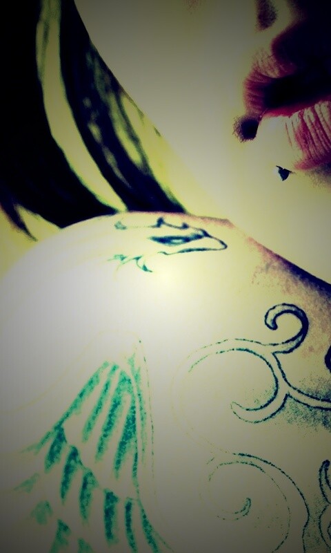 Плечо с татуировкой обои