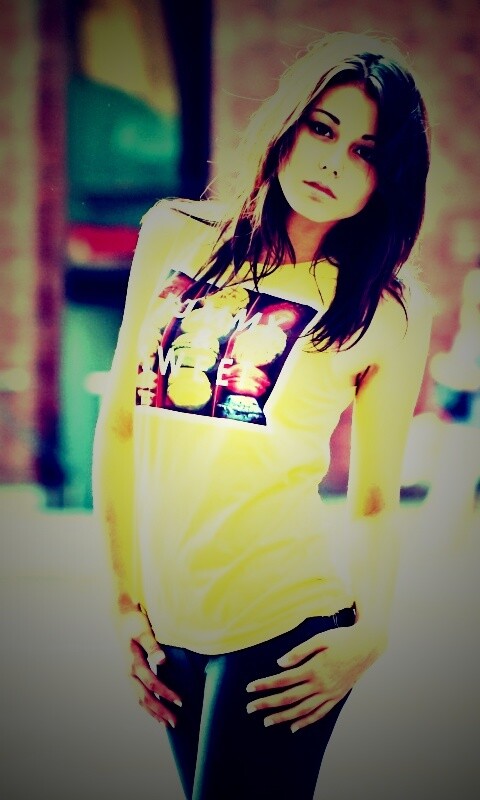 Молодая девушка в городе обои