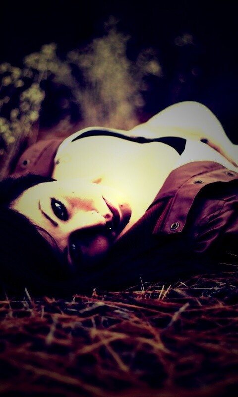 Лежащая на траве обои