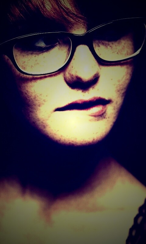 Рыженькая кусает губу обои