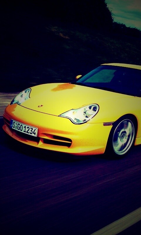 Желтый порш на повороте обои
