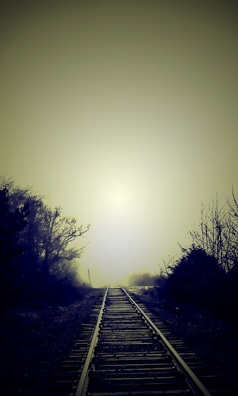 Железная дорога уходит в туман обои