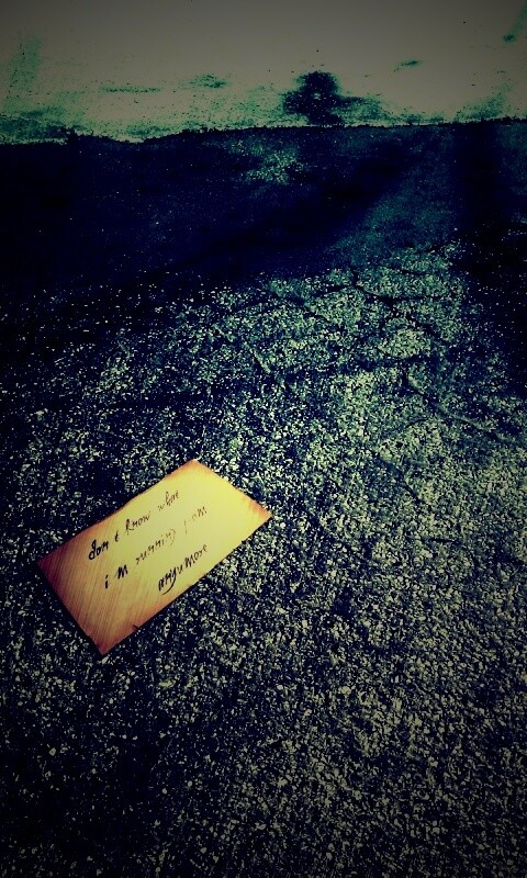 Записка на асфальте обои