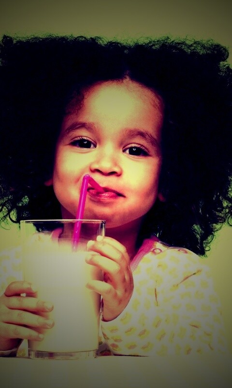 Девочка пьет молоко обои