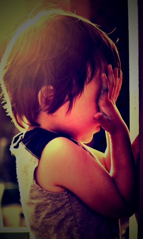 Малыш играет в прятки обои