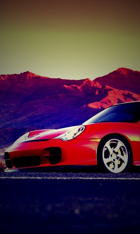Красный Порше на фоне гор обои