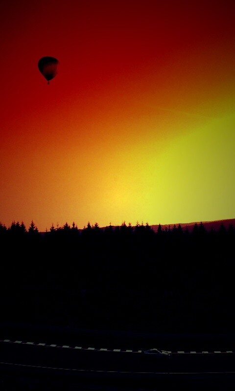 Воздушный шар над треком обои