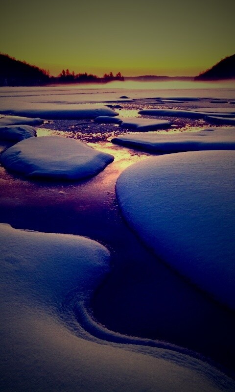 Полынья на замерзшем озере обои