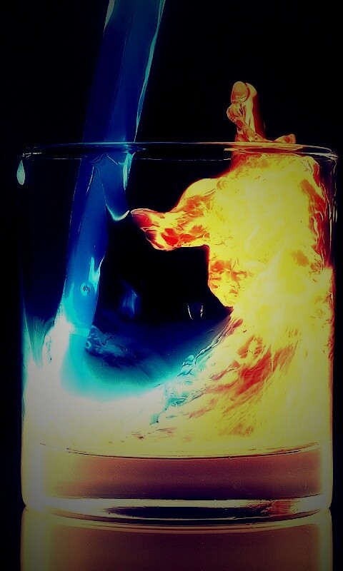 Огонь и вода в стакане обои