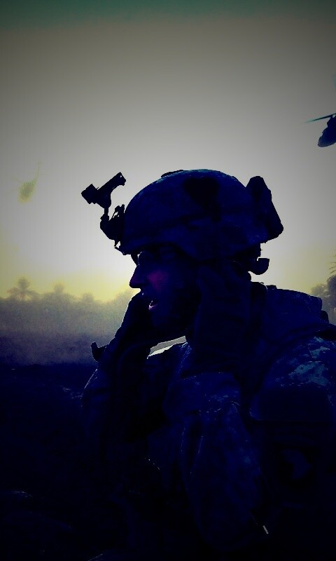 СОлдат во время боевых действий обои