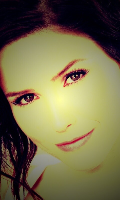 Симпотичная шатенка обои