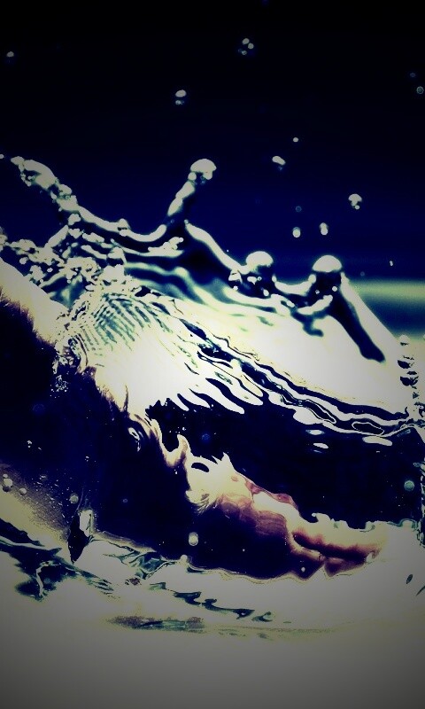 Палец в воде обои