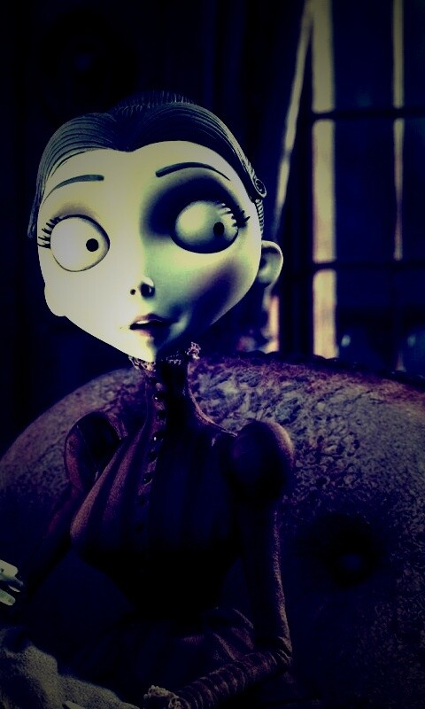 Мертвая невеста вышивает обои