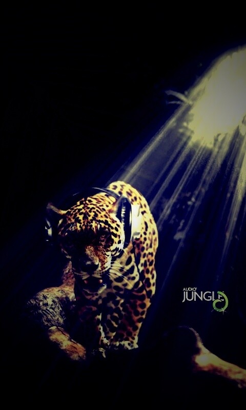 Ягуар в наушниках обои