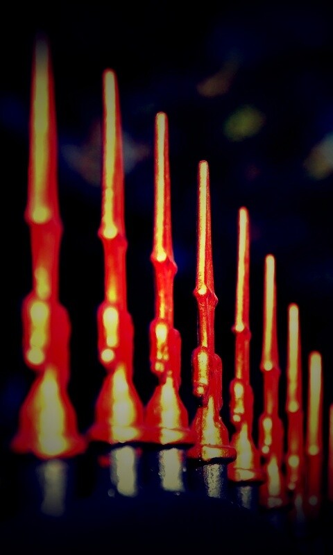 Оранжевые наконечники на ограде обои