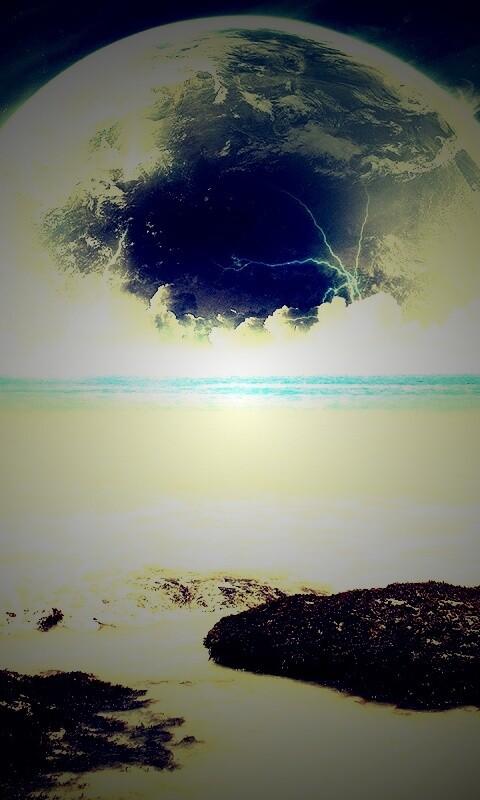 Огромная луна над океаном обои